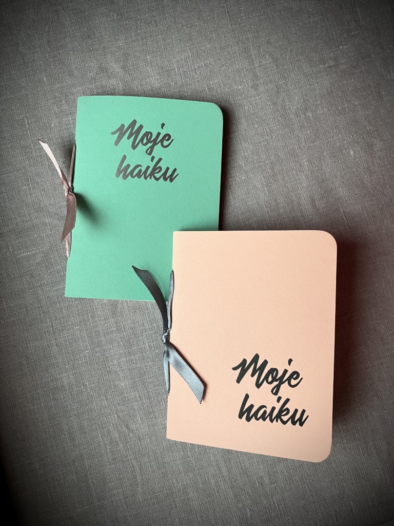 Ručně zhotovené notýsky vázané stuhou v mátové a meruňkové barvě se šedou stuhou a nápisem Moje haiku pro zapisování veršů v japonském stylu.